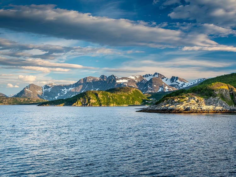 Skjerv&oslash;y, Norwegen - K&uuml;stenlandschaft mit Felsen, Wasser und hohen Bergen