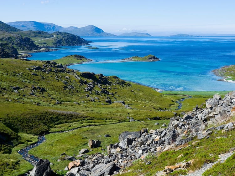 Hav&oslash;ysund, Norwegen - Bucht mit klarem Wasser, Felsen und sanften H&uuml;geln