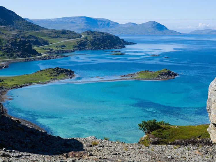 Hav&oslash;ysund, Norwegen - T&uuml;rkisfarbene Bucht mit kleinen Inseln und sanften H&uuml;geln