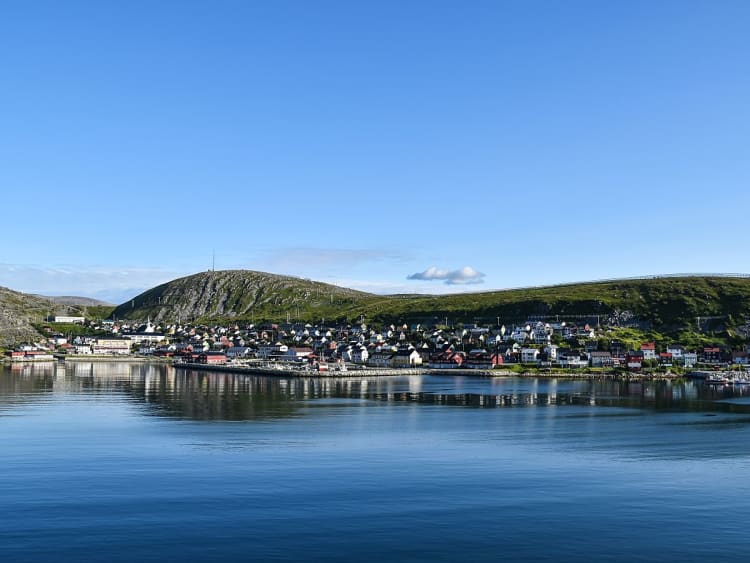 Kj&oslash;llefjord, Norwegen - K&uuml;stenort am Fjord mit bunten H&auml;usern und ruhigem Wasser
