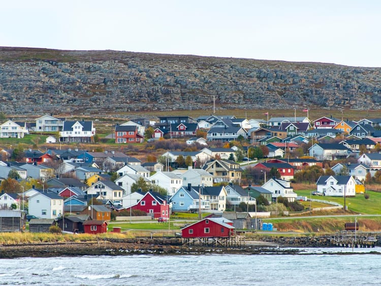 Vads&oslash;, Norwegen - Siedlung am Wasser mit farbigen H&auml;usern und flachem Ufer
