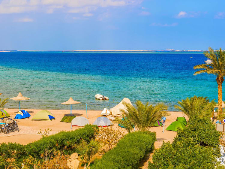 Safaga, &Auml;gypten &ndash; Strand mit Zelten und Palmen am klaren Roten Meer
