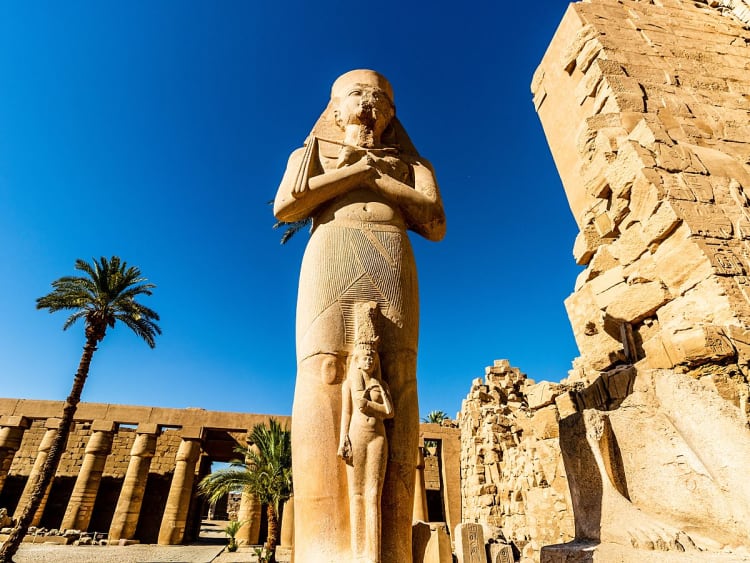 Safaga, &Auml;gypten &ndash; Tempel mit Pharaonenstatue und S&auml;ulen unter blauem Himmel