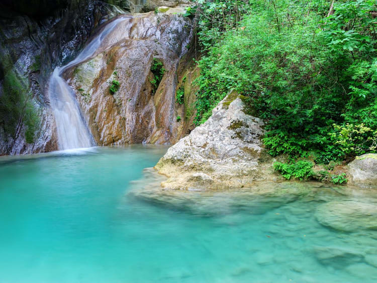 Nydri, Griechenland - Kleiner Wasserfall im gr&uuml;nen Wald mit klarem Naturpool