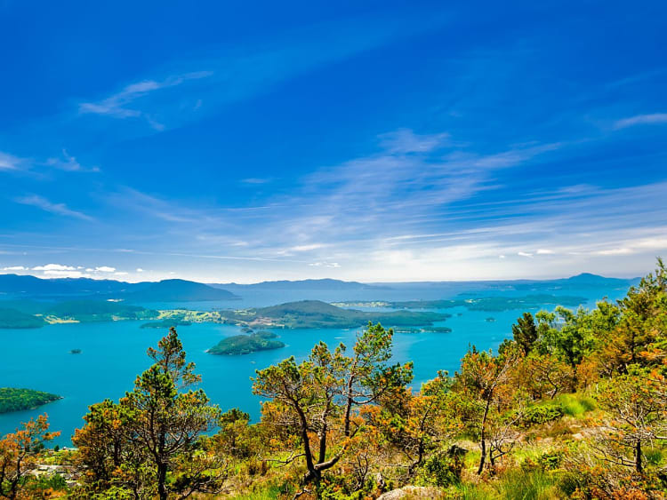 Rosendal, Norwegen - Weite Fjordlandschaft mit Inseln unter blauem Himmel