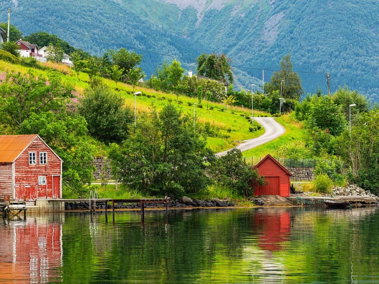 Rosendal, Norwegen - Ufer mit Booten und H&auml;usern vor gr&uuml;ner Landschaft