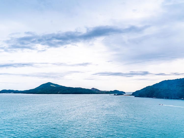 Toba, Japan - K&uuml;stenlandschaft mit sanften H&uuml;geln und ruhigem Meer