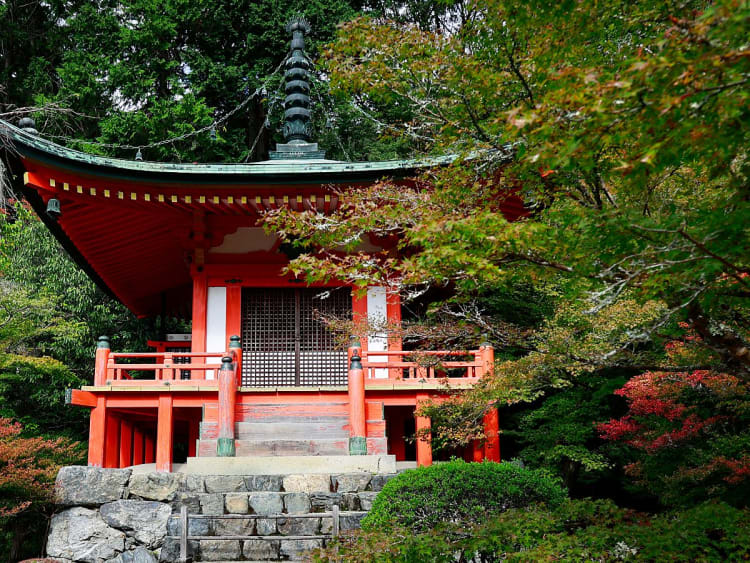 Toba, Japan - Japanischer Tempel zwischen B&auml;umen in ruhiger Parklandschaft