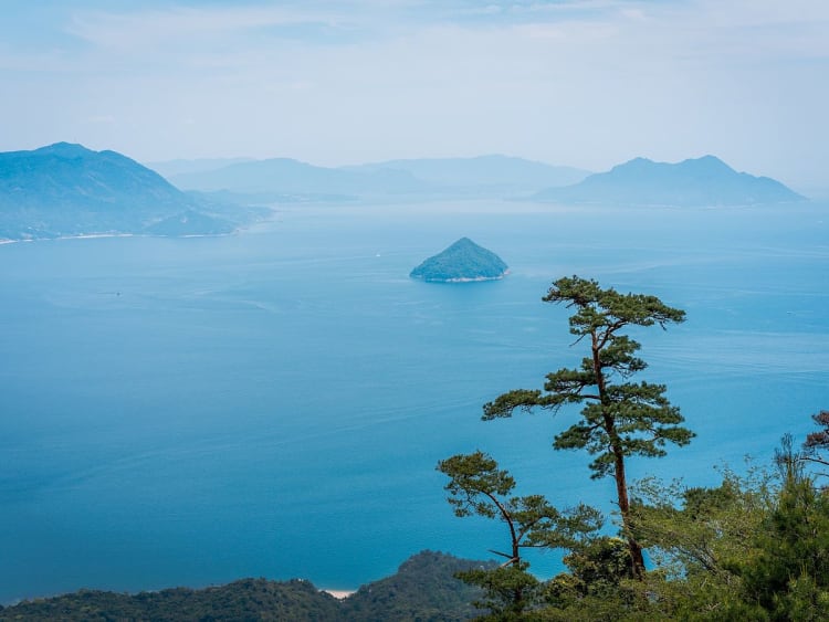 Toba, Japan - Blick &uuml;ber ruhiges Meer mit kleiner Insel und Bergen