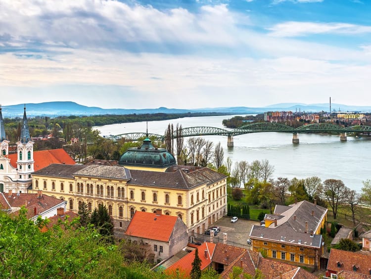 Visegr&aacute;d, Ungarn - Stadt am Fluss mit Br&uuml;cke und historischer Architektur