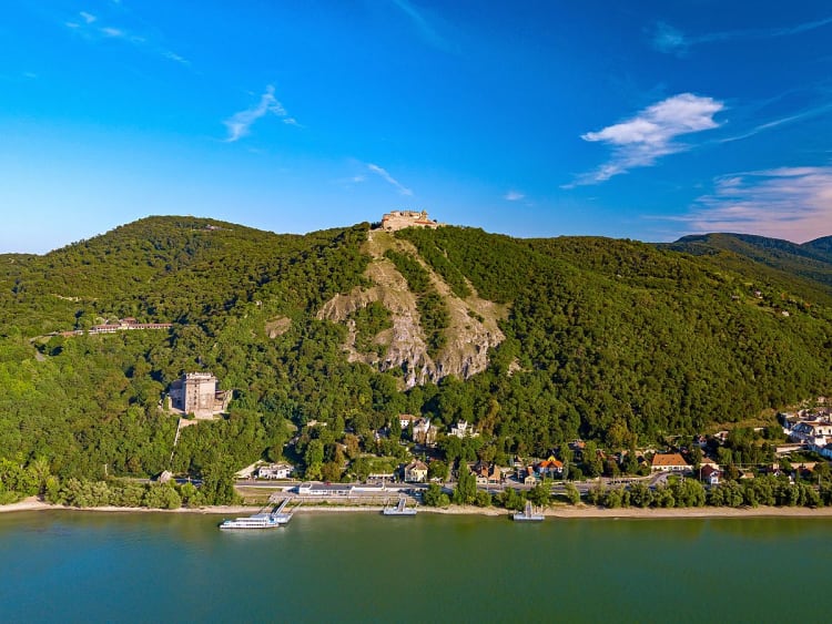 Visegr&aacute;d, Ungarn - H&uuml;gel mit Festung &uuml;ber Fluss und kleinem Ort