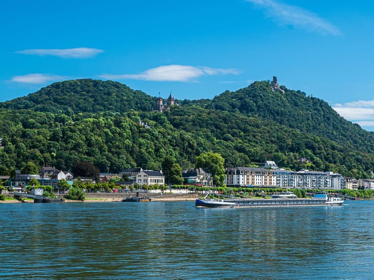 K&ouml;nigswinter, Deutschland &ndash; Rheinufer mit Ort und bewaldeten H&uuml;geln