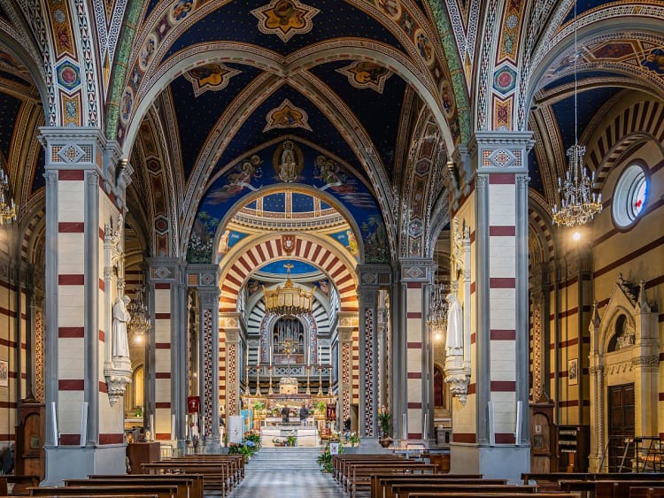Santa Margherita, Italien - Historische Kirche mit reich verzierten Decken, Kronleuchtern und symmetrischen Arkaden