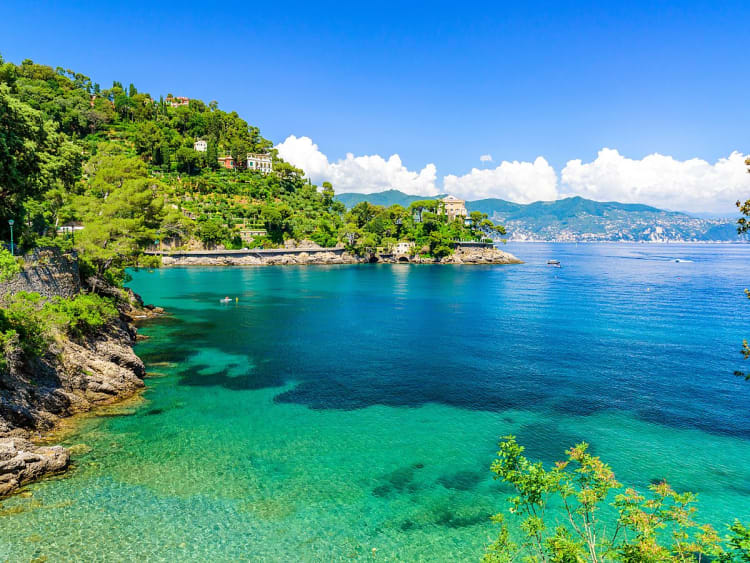 Santa Margherita, Italien - T&uuml;rkisblaues Wasser an einer ruhigen Bucht mit gr&uuml;ner K&uuml;stenlandschaft und Villen
