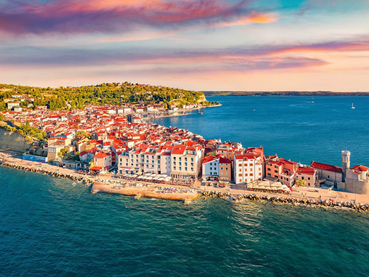 Piran, Slowenien - Luftaufnahme der Altstadt auf einer Halbinsel mit roten D&auml;chern und blauem Meer