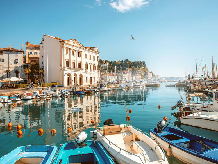 Piran (Slowenien) &ndash; malerischer Hafen mit Fischerbooten, historischer Architektur und mediterranem Flair an der Adriak&uuml;ste