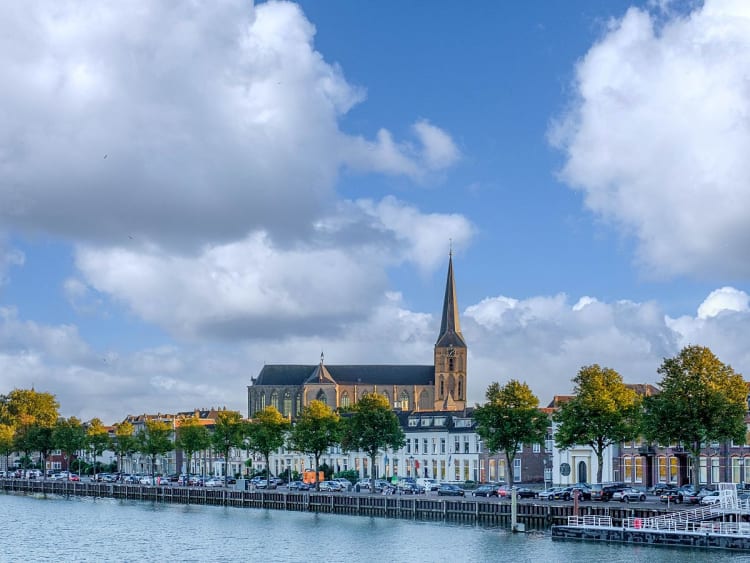Kampen, Niederlande &ndash; Kirche am Wasser mit Promenade und historischen H&auml;usern