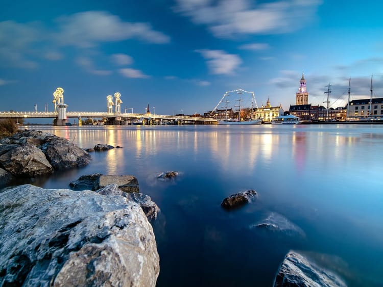 Kampen, Niederlande &ndash; Br&uuml;cke und Kirche bei Nacht spiegeln im ruhigen Fluss
