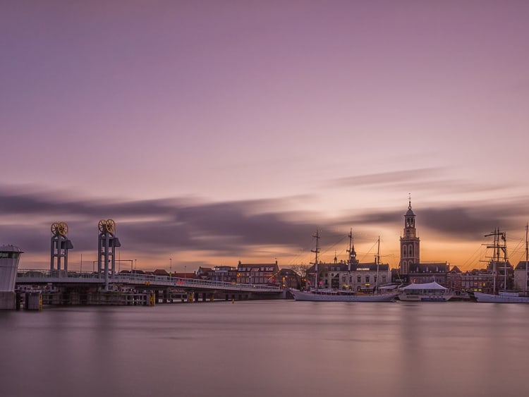 Kampen, Niederlande &ndash; Skyline mit Br&uuml;cke und Kirche im warmen Abendlicht