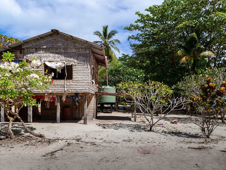 Honiara, Salomonen, einfaches Strandhaus im tropischen K&uuml;stenwald