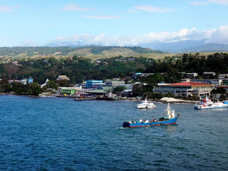 Honiara (Guadalcanal, Salomonen) - K&uuml;stenstadt mit Booten und Geb&auml;uden am Wasser