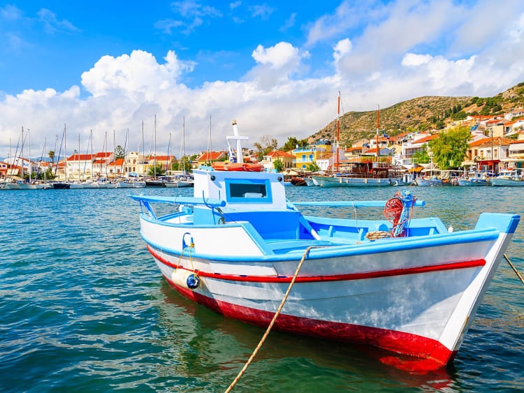 Samos (Griechenland) - Boot im klaren Wasser vor K&uuml;stenort mit roten D&auml;chern