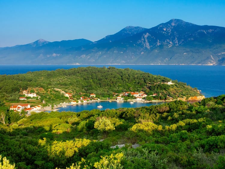 Samos (Griechenland) - K&uuml;stenort in ruhiger Bucht vor bewaldeten Bergen