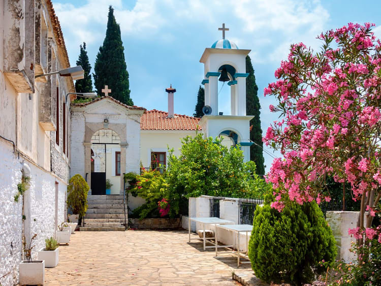 Samos (Griechenland) - Kleine Kirche mit Glockenturm und bl&uuml;hendem Garten