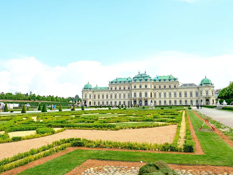 Vienne, Frankreich - Barockes Schloss mit weitl&auml;ufigem Garten und symmetrischen Hecken