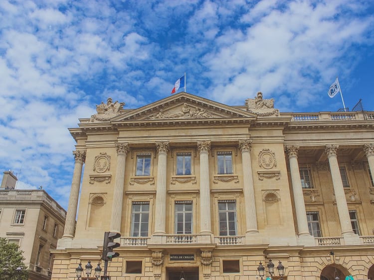 Vienne, Frankreich - Klassisches Opernhaus mit S&auml;ulenfassade und Flagge auf dem Dach