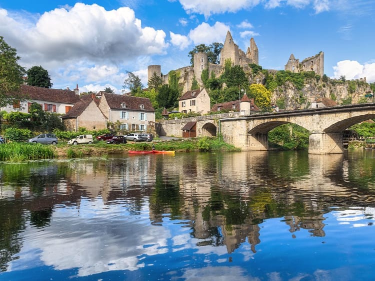 Vienne, Frankreich - Fluss mit Steinbr&uuml;cke und Burgruine &uuml;ber malerischem Dorf