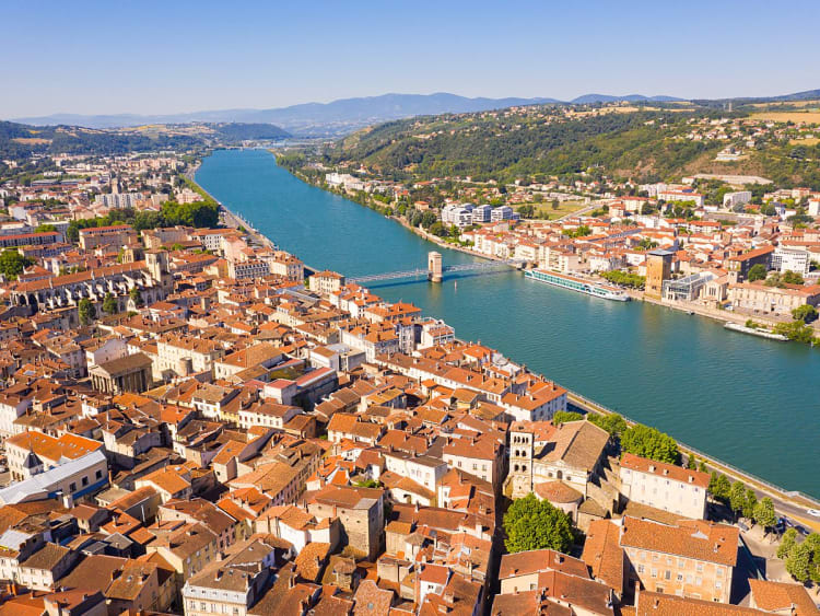 Vienne, Frankreich - Luftblick auf Stadt am Fluss mit Uferpromenade und H&uuml;geln