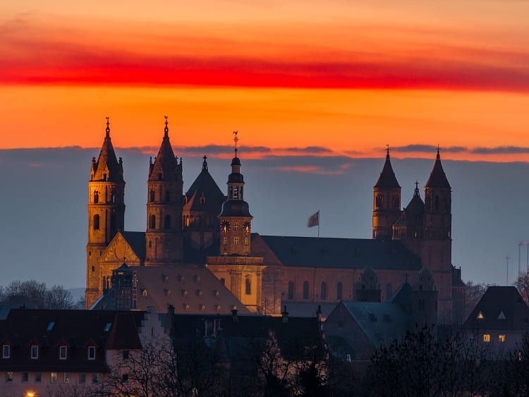 Worms, Deutschland - Dom St. Peter mit T&uuml;rmen im warmen Licht eines Sonnenuntergangs