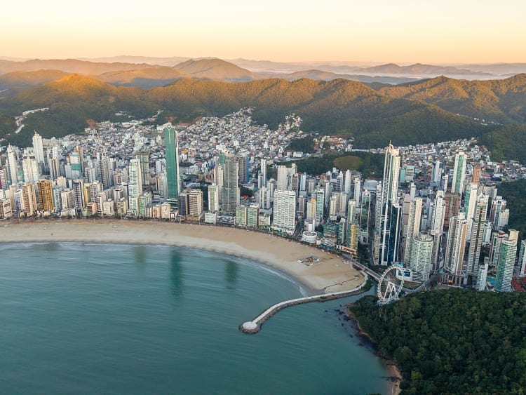 Balne&aacute;rio Cambori&uacute;, Brasilien - Skyline an Bucht mit Hochh&auml;usern und Sandstrand