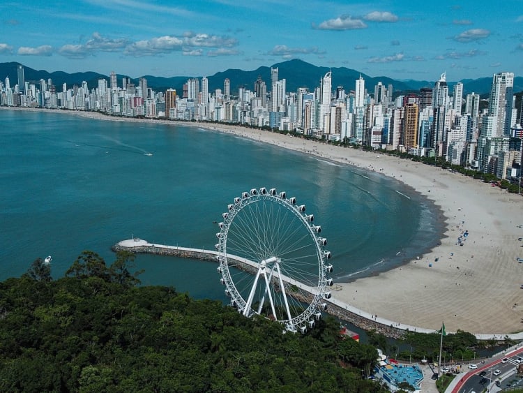 Balne&aacute;rio Cambori&uacute;, Brasilien - K&uuml;ste mit Riesenrad, Sandstrand und Hochh&auml;usern am Meer