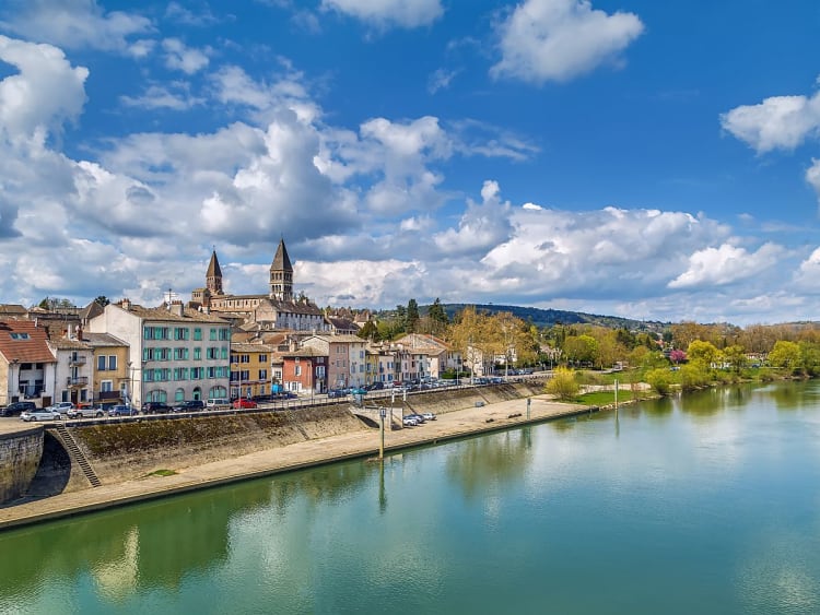 Tournus (Frankreich) - Stadtansicht mit H&auml;usern, Kirche und Flusslandschaft