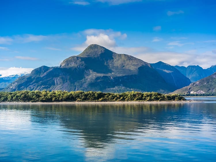 Puerto Chacabuco, Chile &ndash; Fjord mit Insel und Bergen unter klarem Himmel