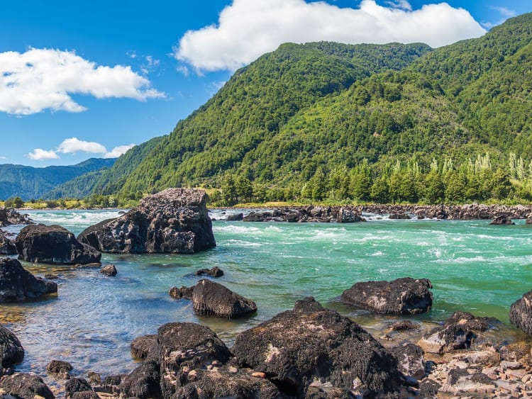 Puerto Chacabuco in Chile &ndash; T&uuml;rkisfarbener Fluss zwischen Felsen und Waldbergen