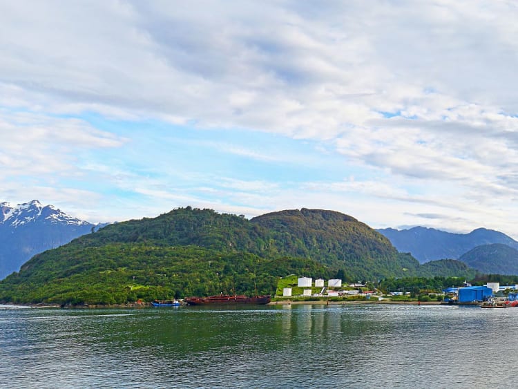 Puerto Chacabuco, Chile &ndash; Hafen mit Bergen und ruhigem Fjord unter Wolken