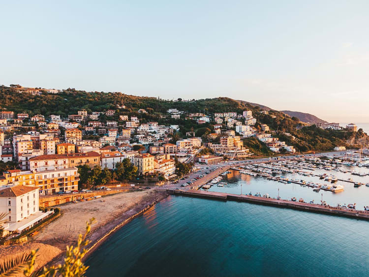 Agropoli, Itali&euml; &ndash; Havenstad bij zonsondergang