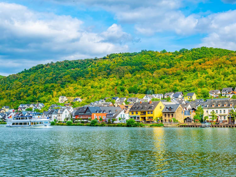 Alken, Allemagne &ndash; Bateau de croisi&egrave;re fluviale devant le village mosellan d&rsquo;Alken