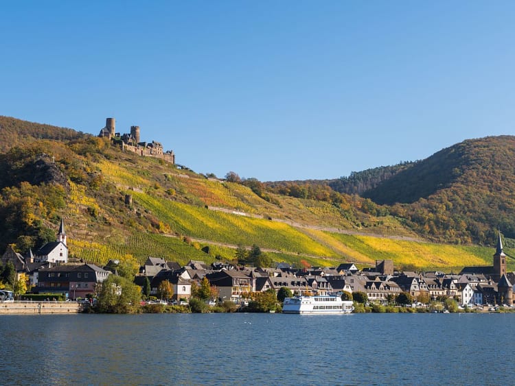 Alken, Allemagne &ndash; Bateau de croisi&egrave;re fluviale devant Alken et le ch&acirc;teau de Thurant