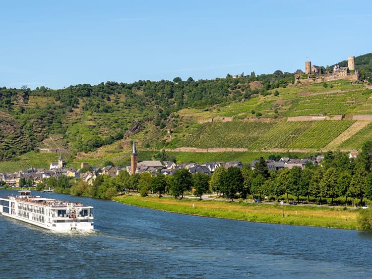 Alken, Allemagne &ndash; Croisi&egrave;re fluviale dans la vall&eacute;e de la Moselle pr&egrave;s d&rsquo;Alken