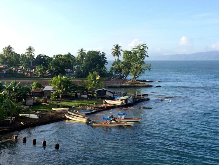 Alotau, Papouasie&ndash;Nouvelle-Guin&eacute;e &ndash; Baie tropicale avec bateaux et palmiers en bord de mer