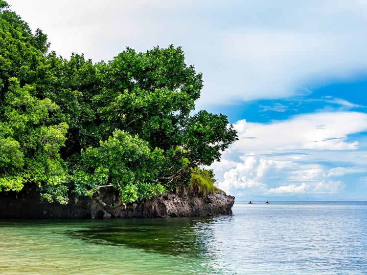 Alotau, Papouasie&ndash;Nouvelle-Guin&eacute;e &ndash; C&ocirc;te tropicale aux eaux turquoise et &agrave; la for&ecirc;t luxuriante