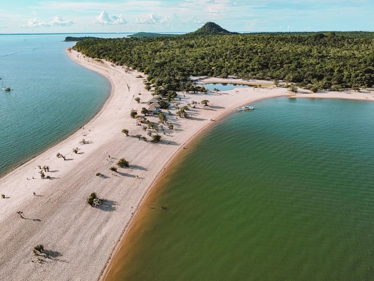 Alter do Ch&atilde;o, Brasil &ndash; Faixa de areia clara entre as &aacute;guas amaz&ocirc;nicas e a floresta tropical