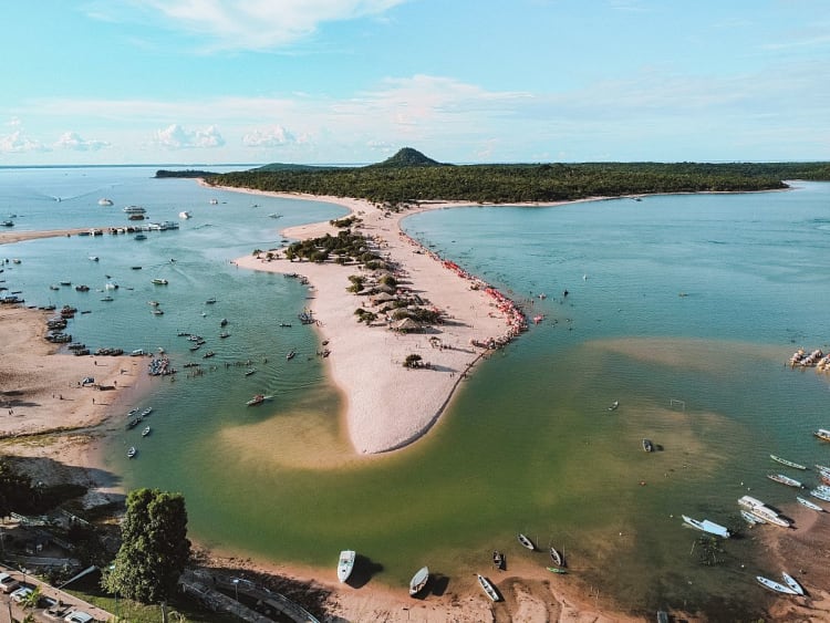 Alter do Ch&atilde;o, Brasil &ndash; Banco de areia Ilha do Amor com barcos na Amaz&ocirc;nia