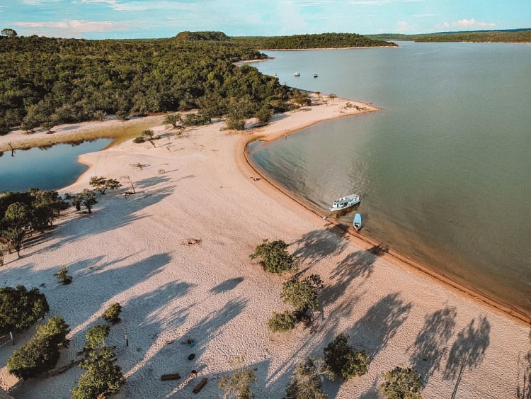 Alter do Ch&atilde;o, Brasil &ndash; Ampla paisagem de areia com lagoa e margem do Amazonas