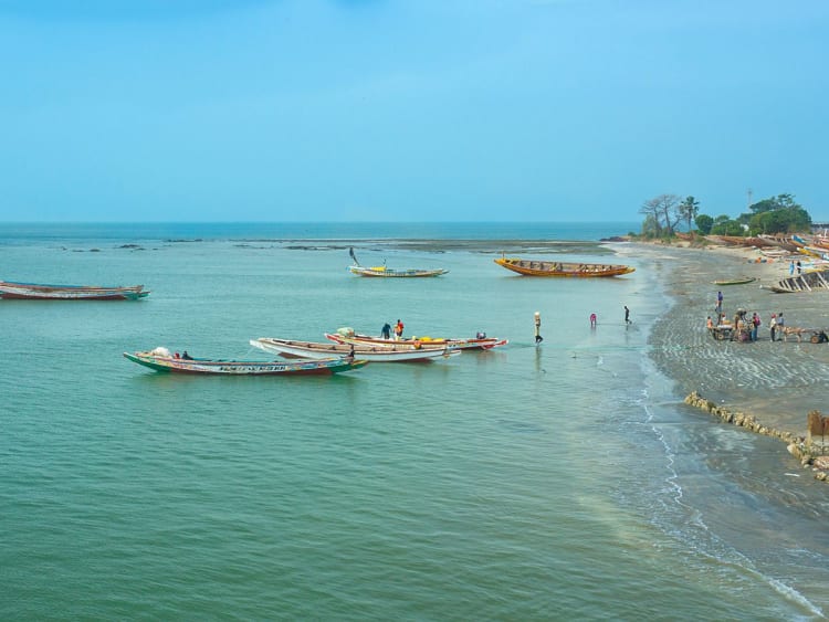 Banjul, Gambie &ndash; Pirogues color&eacute;es le long de la c&ocirc;te de Banjul