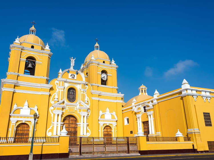 Salaverry, Peru &ndash; Catedral amarela em estilo colonial